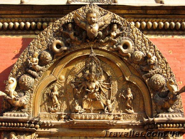 Барельеф над входом в один из храмов Катманду