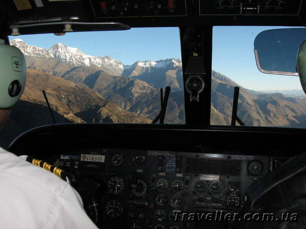 В самолете местных авиалиний. Вокруг только горы. Непал