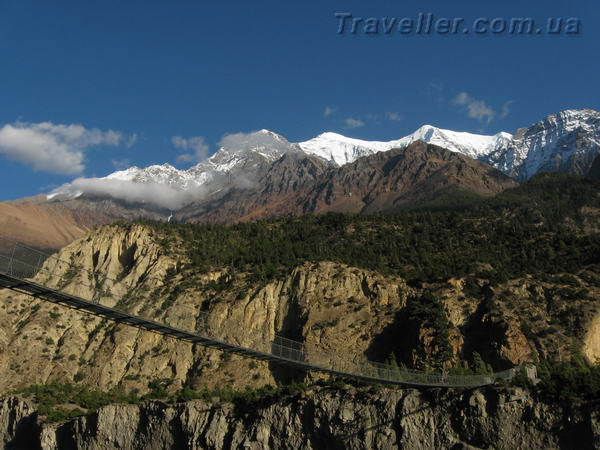 Подвесной мост через горную реку. Гималаи, Непал
