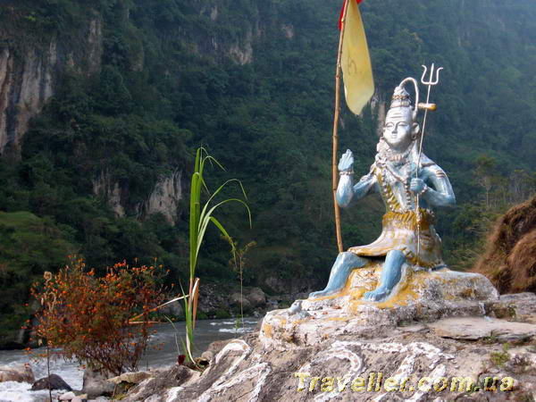 Статуя Шивы на берегу Непальской реки Калигандаки