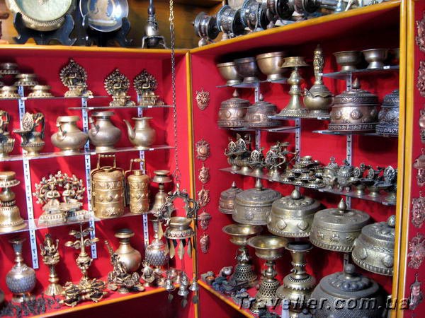 В магазинчике сувениров. Непал, Бхактапур