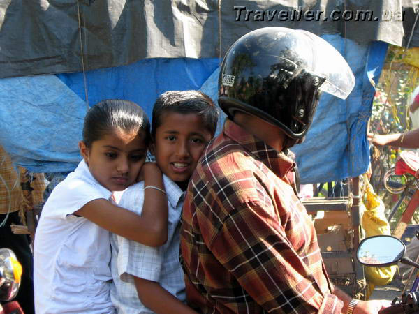 На мотоциклах в Непале ездят целыми семьями