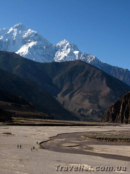 Пешком по огромному руслу горной реки. Трекинг в Гималаях, Непал
