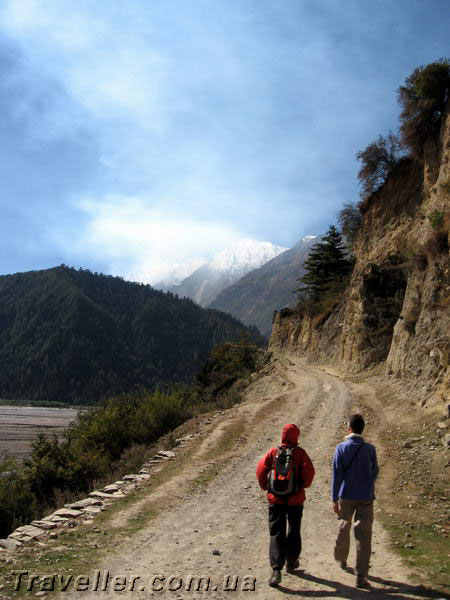 На маршруте треккинга в Непале. Вокруг красиво, дорога дальняя. Никто никуда не спешит
