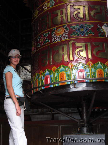 Гигантский молитвенный барабан. В одном из буддистских храмов Непала