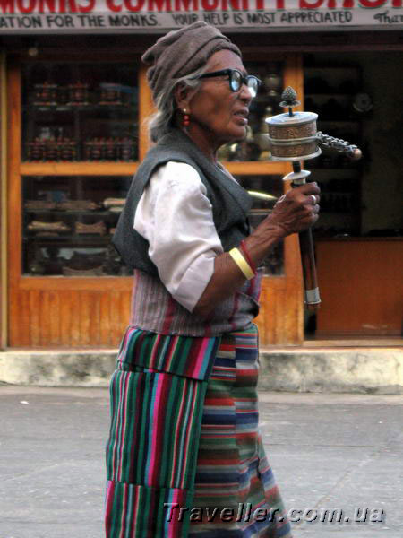 Женщина с молельным барабаном. Возле буддистского храма. Лица и люди Непала