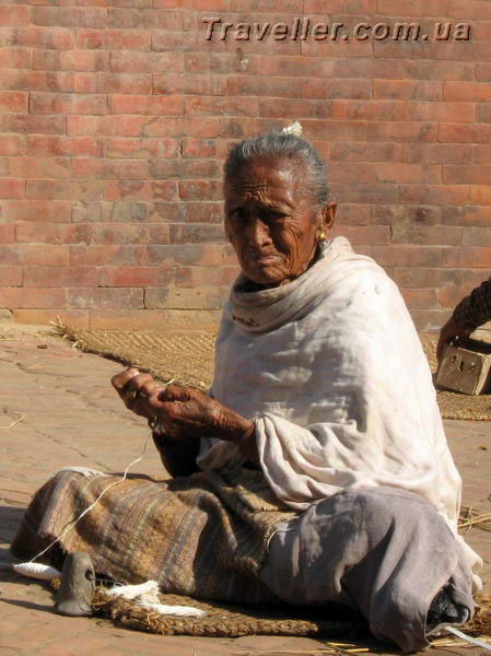 Пожилая женщина. На одной из площадей древнего города. Лица и люди Непала
