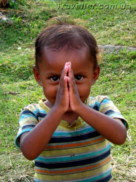 Намасте - так искренее здороваются в Непале все, включая детей.
