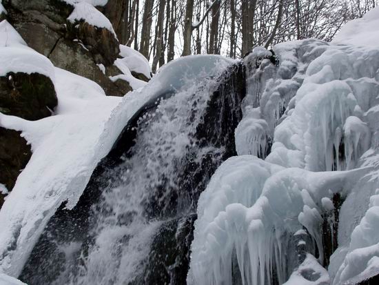 Водопад Шипот в Карпатах зимой