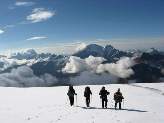 Восхождение на Эльбрус с юга. Участники после восхождения на вершину Эльбруса