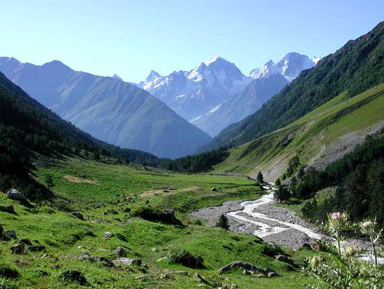 Эльбрус с юга. Вид на главный хребет Кавказа.
