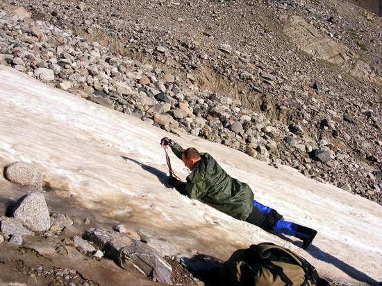 Техническая подготовка перед восхождением на вершину Эльбруса с юга, на Кавказе.
