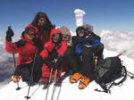 Хорошо экипированная группа на вершине Эльбруса 