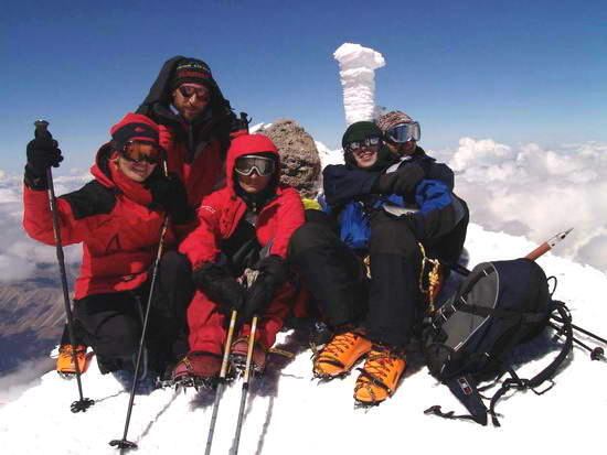 Хорошо экипированная группа на вершине Эльбруса