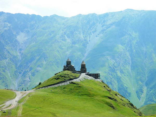 На маршруте восхождения на Казбек - вершину Кавказа. Монастырь на 2170 м.