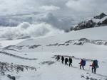 Группа спускается после восхождения на вершину Казбека в Грузии.