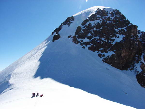 У самой вершины Казбека. Группа на пике восхождения. Горы Кавказа.