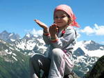 Дети тоже поднимаются в горы, совершая свои первые восхождения.
