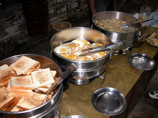 Завтрак в горном отеле на трекинге в Непале. Активные туры в Непал.