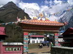 Храм в Гималаях. Во время активного тура в Непал. Организация путешествий в Непал.