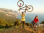Велотур в Крыму. Велосипедисты на горном хребте с видом на море.