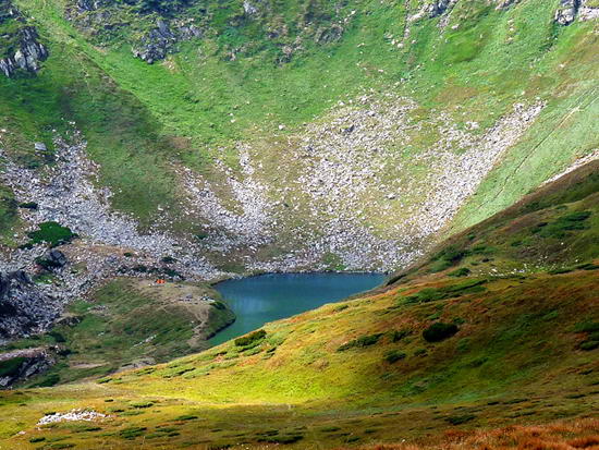 Посещение озера Бребенескул с его довольно крутыми берегами и каменными осыпями в трекинге по Черногорскому хребту
