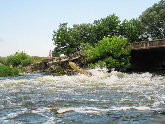 Прохождение участков с течением и перекатов во время сплава по реке Случь.
