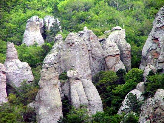 Долина Привидений в Крыму, участок маршрута конного тура. Каменные фигуры.