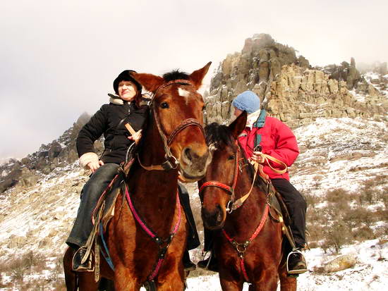 Новогодний конный тур. Конная туристка на фоне долины привидений.