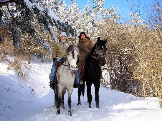 Конный тур на Новый Год. Туристы верхом на маршруте по зимнему Крыму.