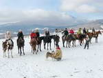 Конные туры по Крыму. Группа туристов в конце новогоднего тура на фоне гор Крыма.