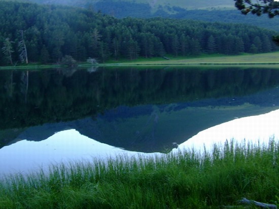 Горное озеро на Кавказе. В конном туре. Северный Кавказ.
