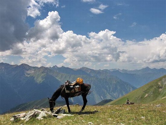 На привале. В конном походе к подножию Эльбруса, на Кавказе.