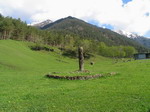 В высокогорном конном походе к Эльбрусу, деревянный памятник. Кавказ.