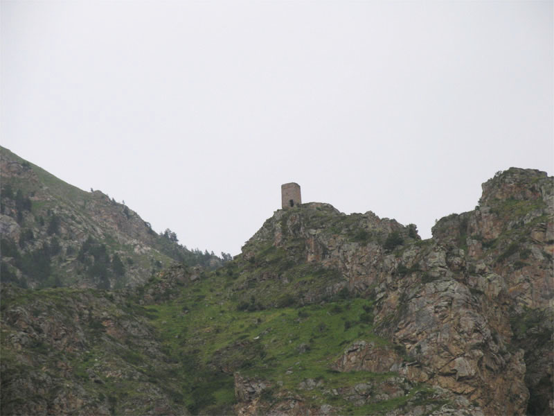 Башня Гошаях. В туре на конях по Северному Кавказу.
