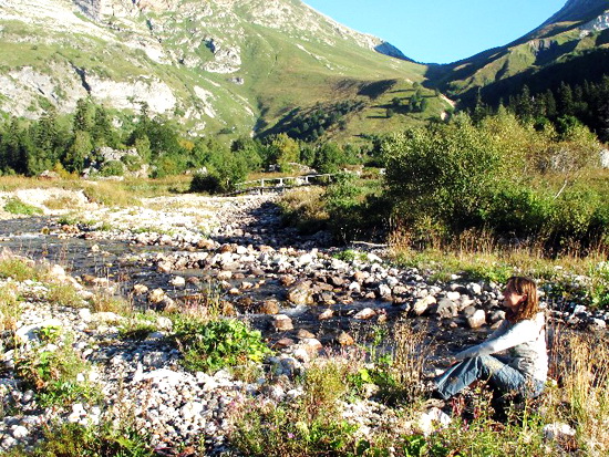 Туристка на берегу реки возле приюта Фишт. В конном туре на Кавказе.