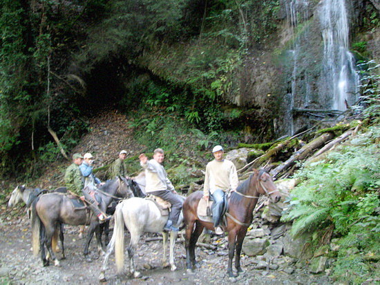 Конные походы из Сочи. Группа верхом на конях, возле водопада в Солох-Ауле.