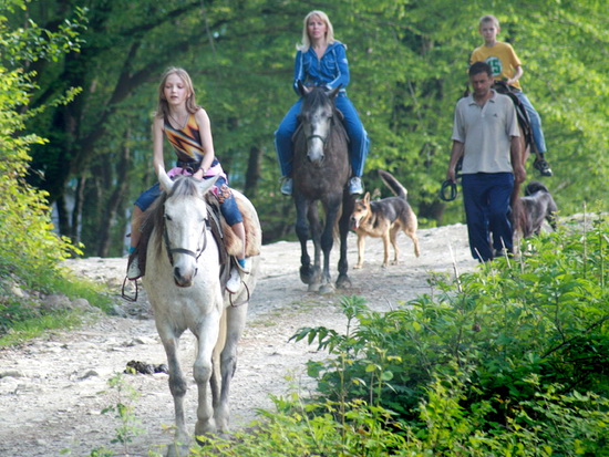 Группа туристов в конных прогулках из Сочи, родители с детьми на конях.