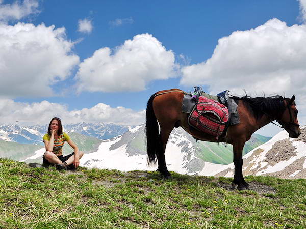 Человек и лошадь на фоне гор Кавказа. Романтика конных походов.
