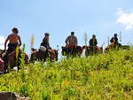 Конные туристы на маршруте похода по Сванетии верхом. Кавказ.