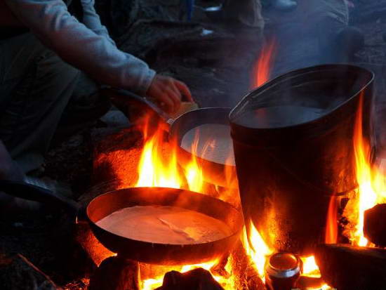 Процесс готовки походного блюда во время сплавов в Карелии.