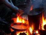 Процесс готовки походного блюда во время сплавов в Карелии.