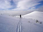 Горнолыжный тур в Карпатах. Прогулка по зимним горам, красота заснеженных Карпат.