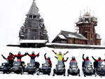 Команда на фоне архитектурного ансамбля на остове Кижи в программе отдыха на снегоходах