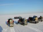Снегоходный тур в Карелии. Озеро - не помеха для снегоходов и туристов.