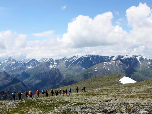 Горы Алтая, группа туристов на маршруте похода по Алтаю.