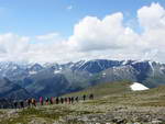 Горы Алтая, группа туристов на маршруте похода по Алтаю.