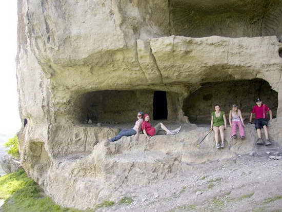 Пещерный город Крыма, пеший тур по Крыму без рюкзаков.