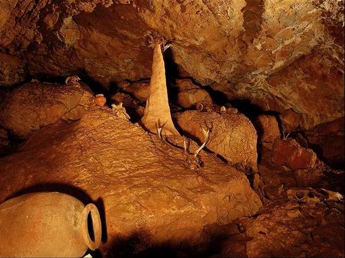 Пещера Кизил-Коба в туристическом походе по Крыму. Фото.