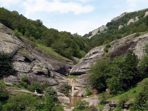 Посещение водопада Джурла в туристическом походе по Крыму. Фото.